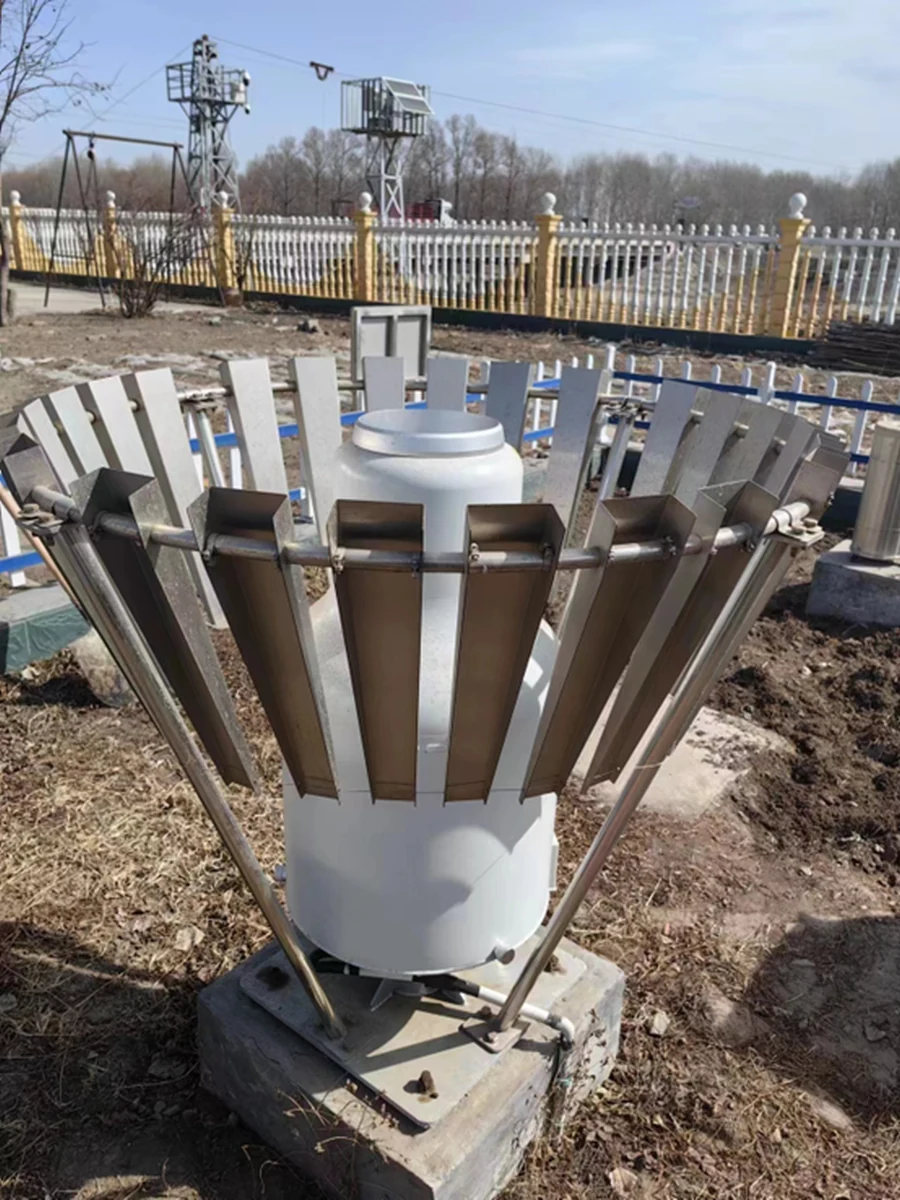 Alter-style wind shield around a precipitation gauge